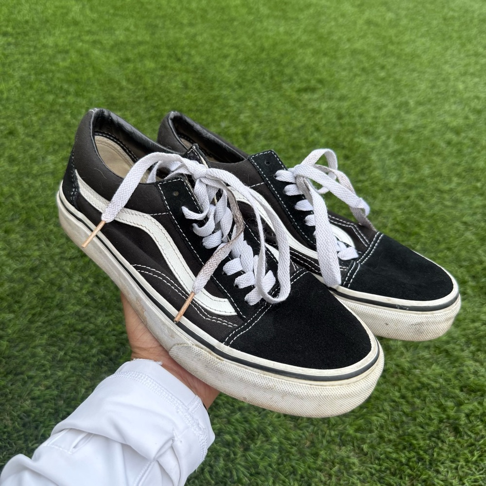 Classic Black Low-Top Skate Sneakers with White Stripe